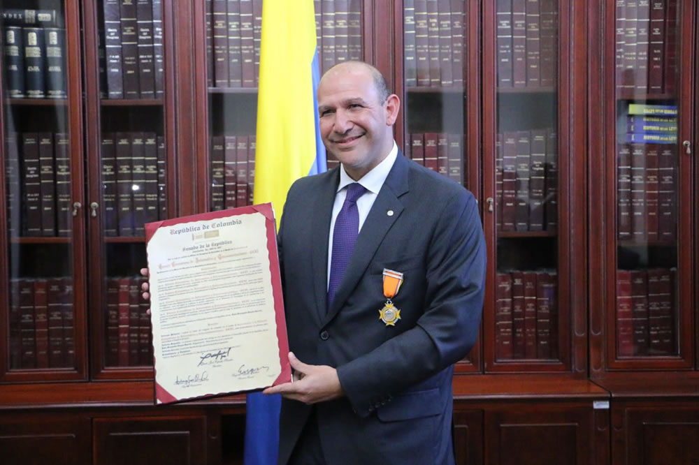 Congreso de Colombia condecora a la CCIT