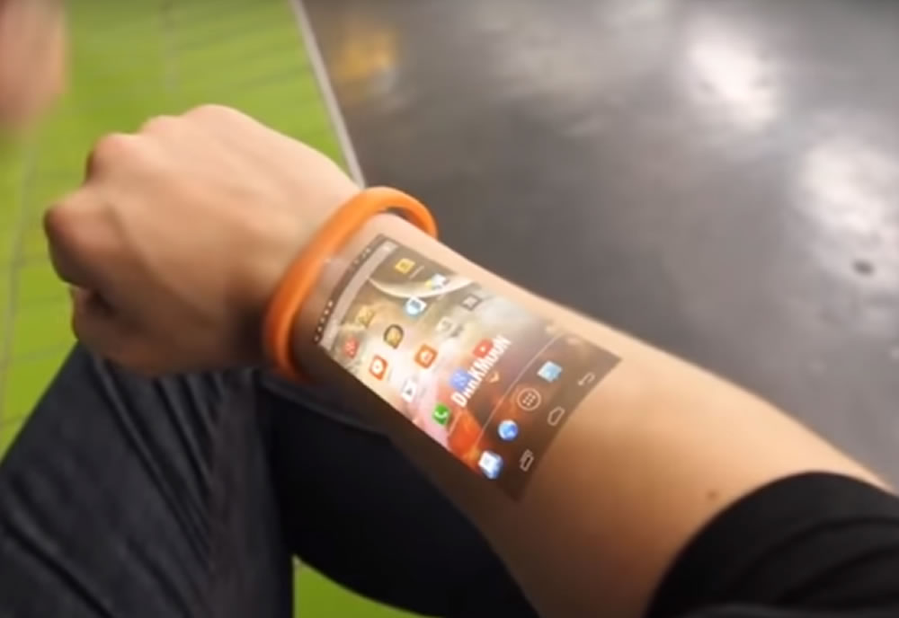 Reloj proyecta pantalla sensible al tacto, sobre el brazo