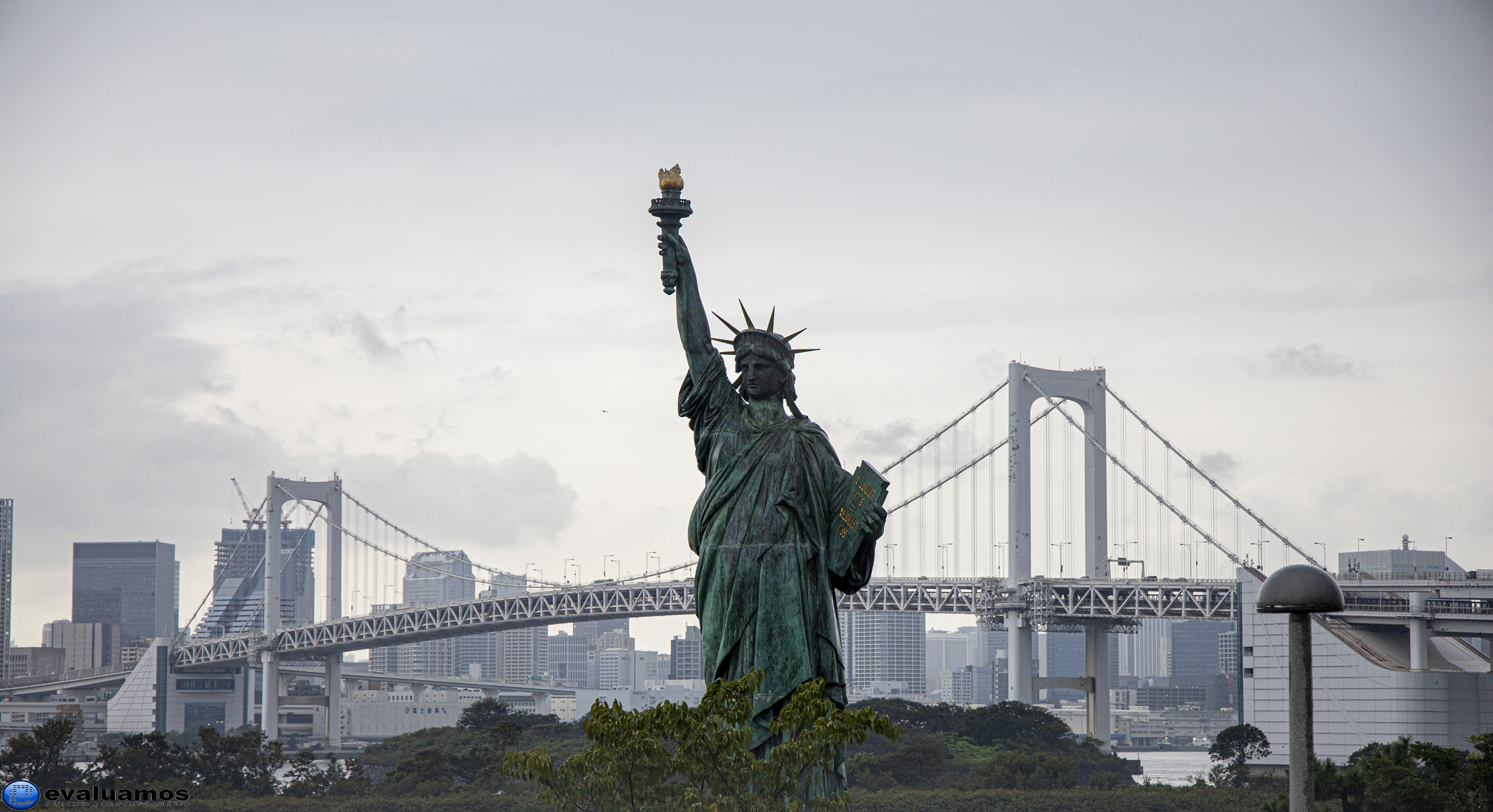 Estatua de La Libertad y puente de Brooklyn juntos