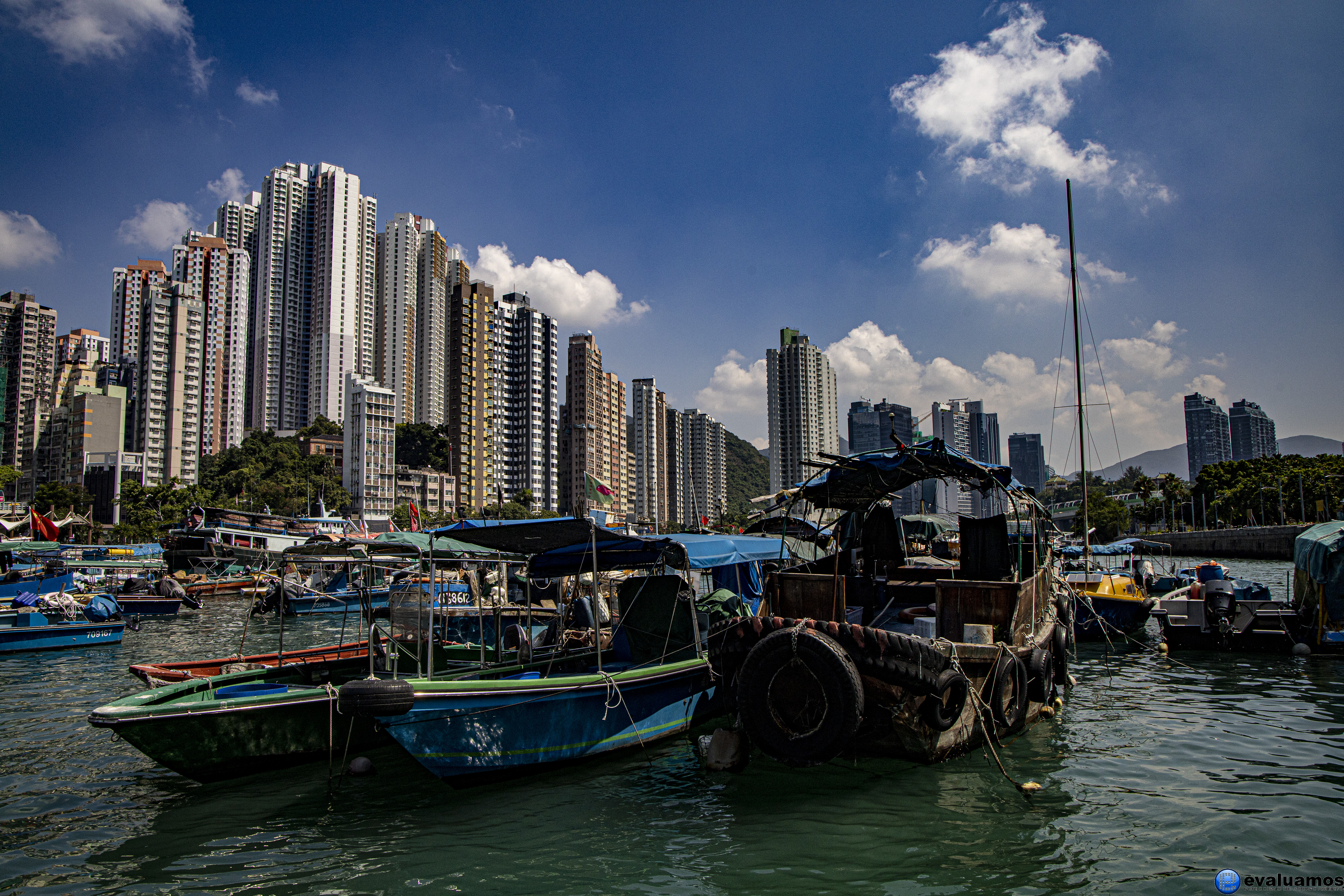 Foto del día – Contraste en Hong Kong